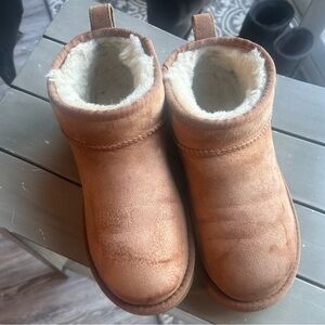 Ugg  Women’s Classic Ultra Mini Boot Size 8